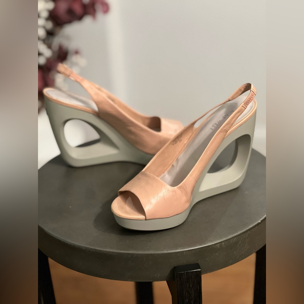 Vintage Nine West Nude Leather Slingback Shoes. Good condition.
